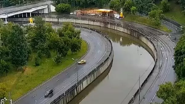 Viraja hızlı giren taksi nehre uçtu! Kabus dolu anlar kamerada