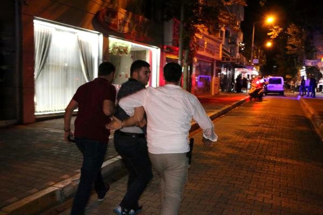 Adıyaman'da yemek yiyen kadını taciz ettiği iddia edilen Suriyeliler ile Türk vatandaşları arasında kavga çıktı!