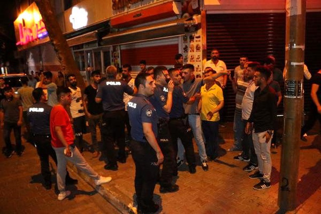 Adıyaman'da yemek yiyen kadını taciz ettiği iddia edilen Suriyeliler ile Türk vatandaşları arasında kavga çıktı!