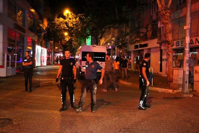 Adıyaman'da yemek yiyen kadını taciz ettiği iddia edilen Suriyeliler ile Türk vatandaşları arasında kavga çıktı!