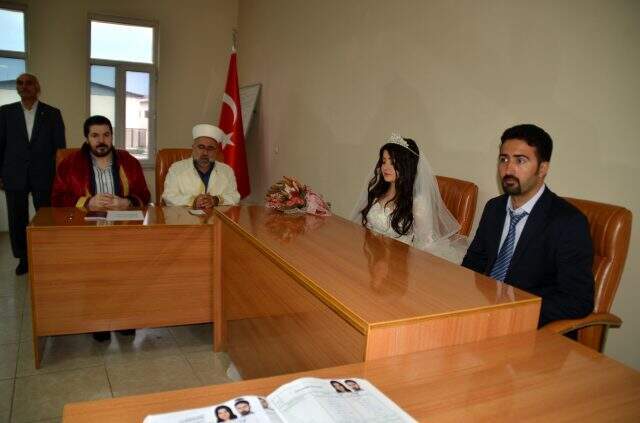 AK Parti'li Ağrı Balediyesi'de yeni uygulama: Dini ve resmi nikah birlikte kıyıldı AK Partili Ağrı Balediyesi'de yeni uygulama: Dini ve resmi nikah birlikte kıyıldı