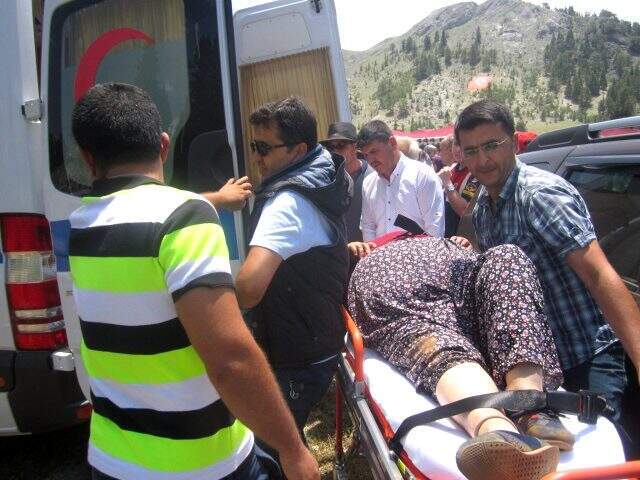 Alanya'daki şenliği hortum vurdu: 6 yaralı Alanya'daki şenliği hortum vurdu: 6 yaralı