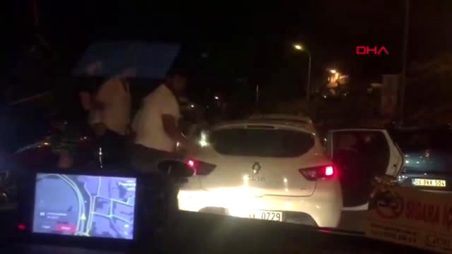 İstanbul'da iki maganda trafikte tartıştıkları sürücüye tekme tokat saldırdı! Olay cep telefonu kamerasına yansıdı