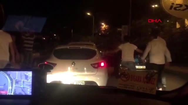 İstanbul'da iki maganda trafikte tartıştıkları sürücüye tekme tokat saldırdı! Olay cep telefonu kamerasına yansıdı