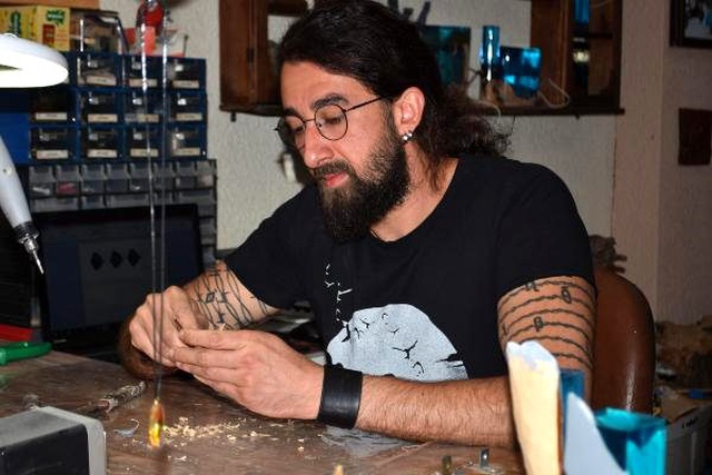 Dalış eğitmeni internetten öğrendiği ağaç oymacılığı sayesinde yaptığı süs eşyaları dünyaya pazarlıyor