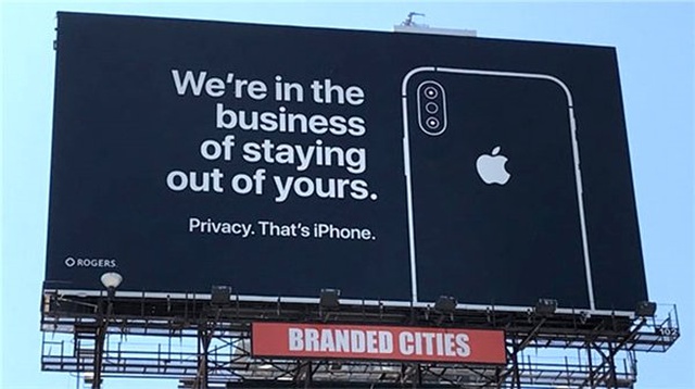Apple, Yeni Bilboard Reklamında Google'ı Ağır Trolledi