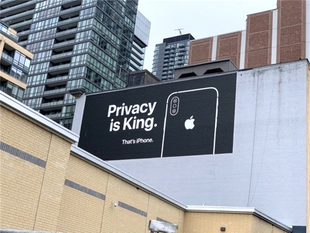 Apple, Yeni Bilboard Reklamında Google'ı Ağır Trolledi