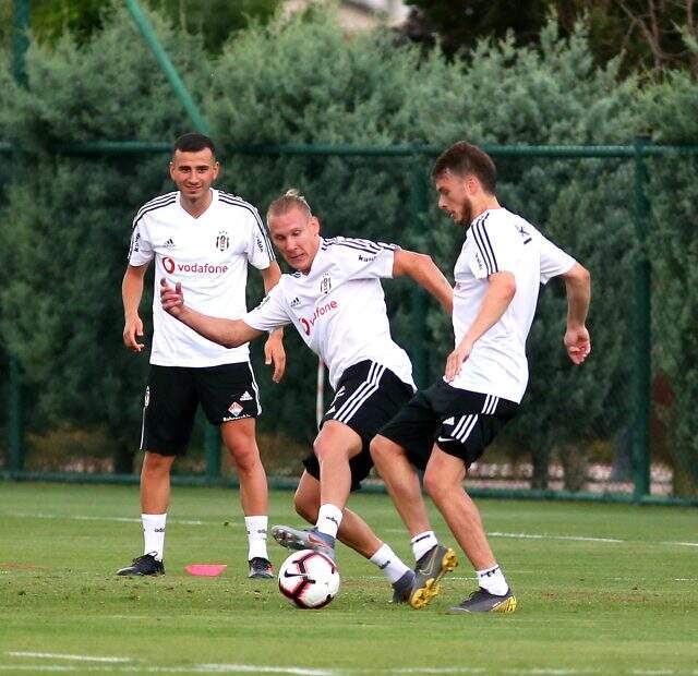 Beşiktaş yeni sezon hazırlıklarına başladı! 4 isim çalışmaya katılmadı Beşiktaş yeni sezon hazırlıklarına başladı! 4 isim idmana katılmadı