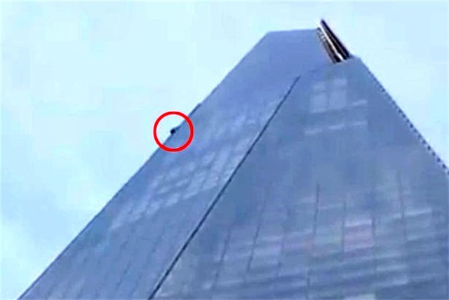 Bir Adam, 300 Metrelik Binaya Ekipmansız Şekilde Tırmanırken Görüntülendi (Video)