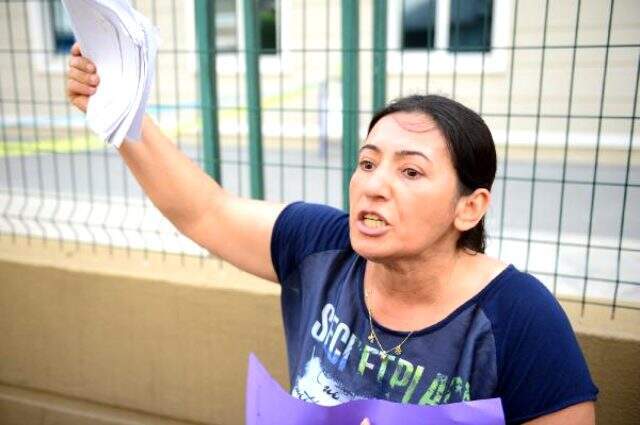 Boşanamayan kadından adliye önünde eylem Şiddet gördüğü eşinden boşanamayan kadın, adliye önünde eylem yaptı
