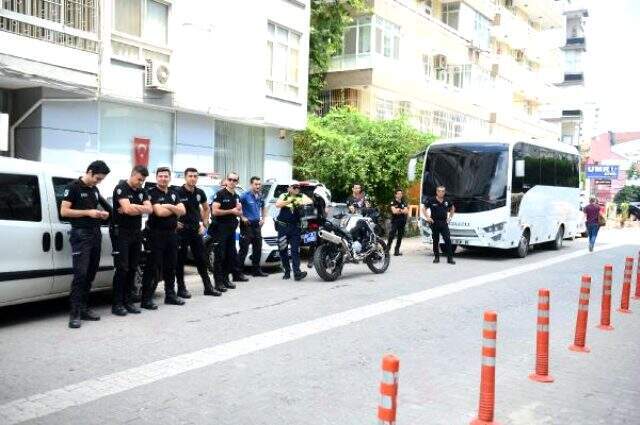 Boşanamayan kadından adliye önünde eylem Şiddet gördüğü eşinden boşanamayan kadın, adliye önünde eylem yaptı