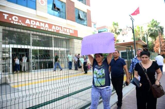 Boşanamayan kadından adliye önünde eylem Şiddet gördüğü eşinden boşanamayan kadın, adliye önünde eylem yaptı