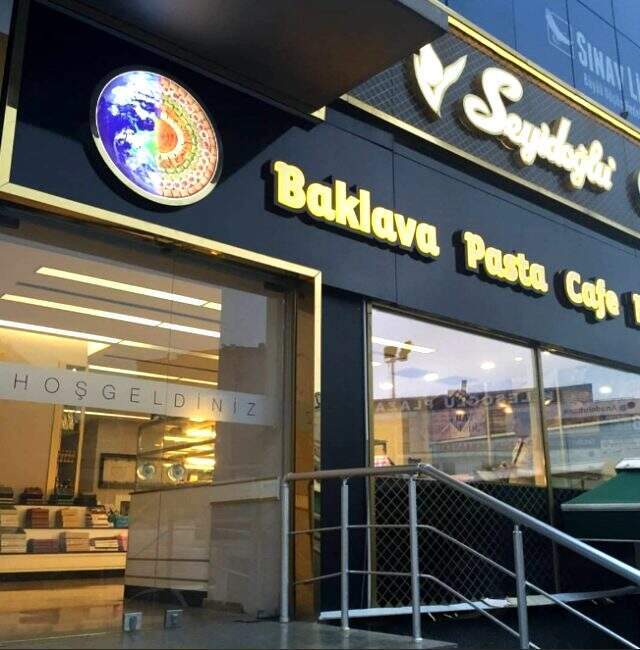Hamile kadına ve eşine trafikte dehşet yaşatan şahıs, ifade vermek için polis amirliğine geldi