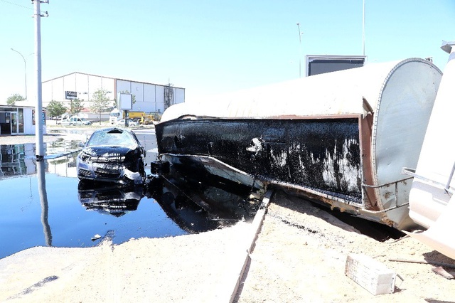 Freni patladığı için iki araca çarpan zift tankerinin devrilmesi nedeniyle yaralılar kepçeyle kurtarıldı
