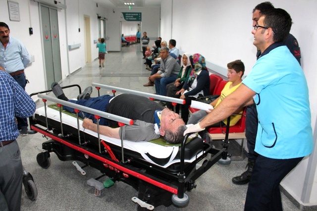 Freni patladığı için iki araca çarpan zift tankerinin devrilmesi nedeniyle yaralılar kepçeyle kurtarıldı