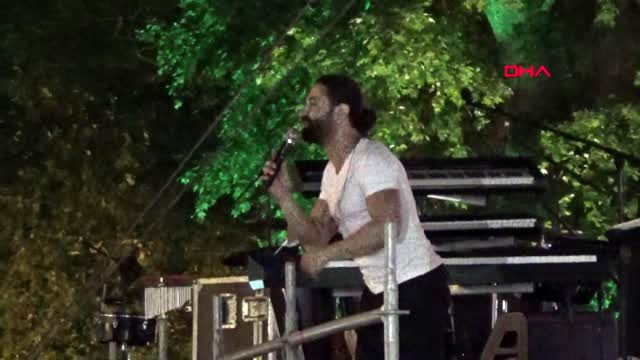 Şarkıcı Koray Avcı, konserinde saçlarını taradı
