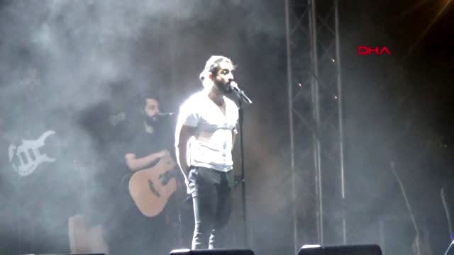 Şarkıcı Koray Avcı, konserinde saçlarını taradı