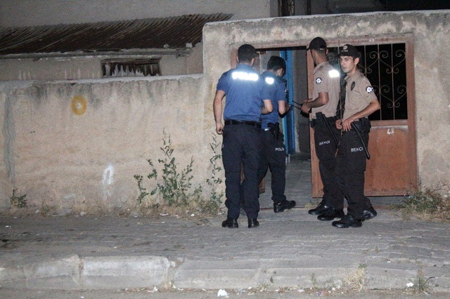 Öfkeli koca evinde oturan boşanacağı eşine pencereden kurşun yağdırdı