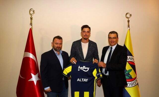 Fenerbahçe, Altay Bayındır'ı kadrosuna kattı Fenerbahçe, Altay Bayındır'ı kadrosuna kattı