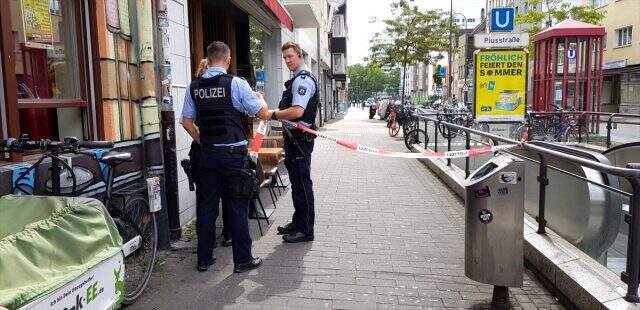 Köln'de bomba ihbarı! Diyanet İşleri Türk İslam Birliği Genel Merkezi boşaltıldı Köln'de bomba ihbarı! Diyanet İşleri Türk İslam Birliği Genel Merkezi boşaltıldı