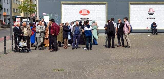 Köln'de bomba ihbarı! Diyanet İşleri Türk İslam Birliği Genel Merkezi boşaltıldı Köln'de bomba ihbarı! Diyanet İşleri Türk İslam Birliği Genel Merkezi boşaltıldı