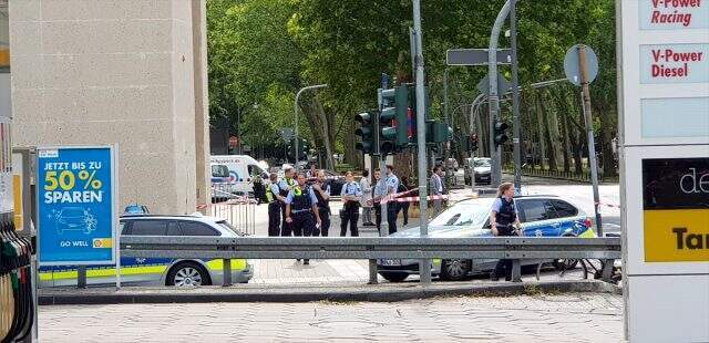 Köln'de bomba ihbarı! Diyanet İşleri Türk İslam Birliği Genel Merkezi boşaltıldı Köln'de bomba ihbarı! Diyanet İşleri Türk İslam Birliği Genel Merkezi boşaltıldı