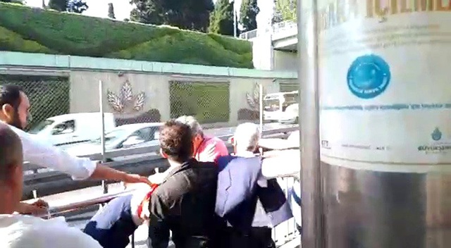 Metrobüs durağında kavga! Uyardı diye dövdüler