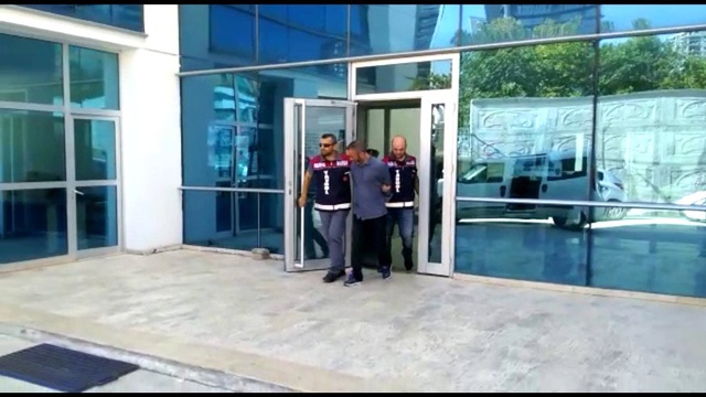 Namaz kılma bahanesiyle girdiği camiden 100 yıllık tarihi saati çaldı! O anlar kamerada