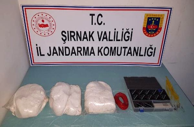 Suriye'den Türkiye'ye atılan 15 kilo patlayıcı sınır tellerine takıldı