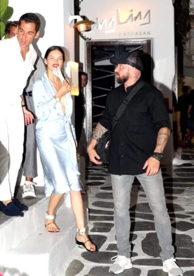 Aşk yaşadıkları söylenen Adriana Lima ve Emir Uyar, Mikonos'da görüntülendi