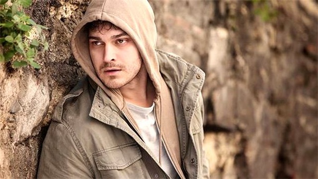 Çağatay Ulusoy, Netflix'in Çalışma Koşullarını Türkiye ile Kıyasladı