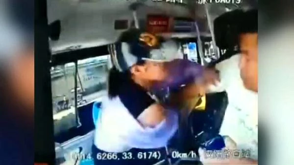 Sinirlenen kadın yolcu otobüs şoförüne saldırdı!