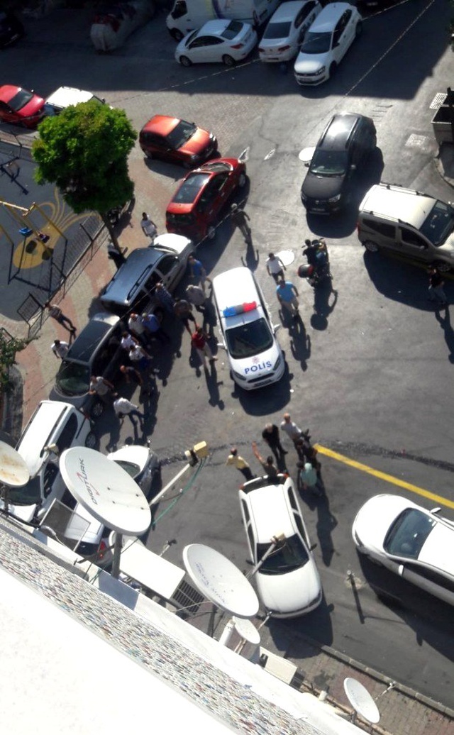 6 araca hasar veren alkollü sürücü, mahalleli tarafından tekme tokat darp edildi!