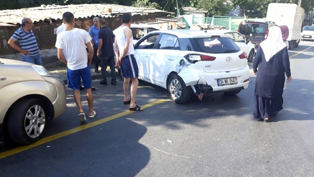 6 araca hasar veren alkollü sürücü, mahalleli tarafından tekme tokat darp edildi!