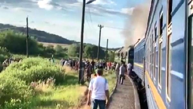 Ukrayna'da yolcu treninde yangın! Yolcular kovalarla su taşıdı