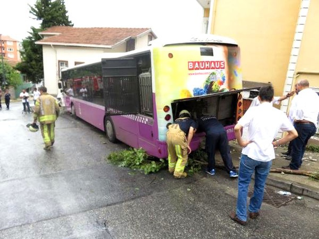Belediye otobüsü alev alev yandı, özel halk otobüsü minibüse çarptı!