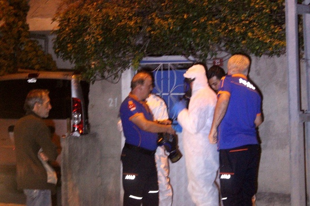 Camı kırarak eve giren polisler, kötü kokudan dolayı cesedi gaz maskesiyle çıkardı