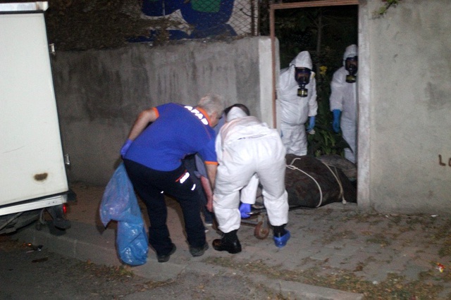 Camı kırarak eve giren polisler, kötü kokudan dolayı cesedi gaz maskesiyle çıkardı