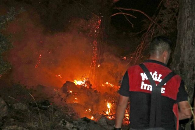Muğla'daki orman yangını 250 hektarlık alana yayıldı, iki köy boşaltıldı