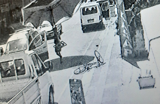 Ehliyetsiz sürücünün çarptığı bisikletli küçük çocuk, metrelerce havaya savruldu