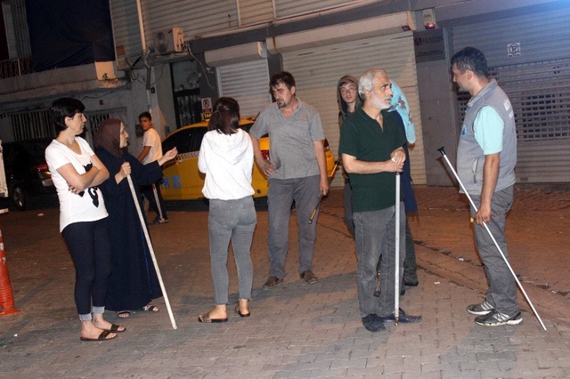 Mahallede sabaha kadar sopalı 'saldırgan köpek' nöbeti!