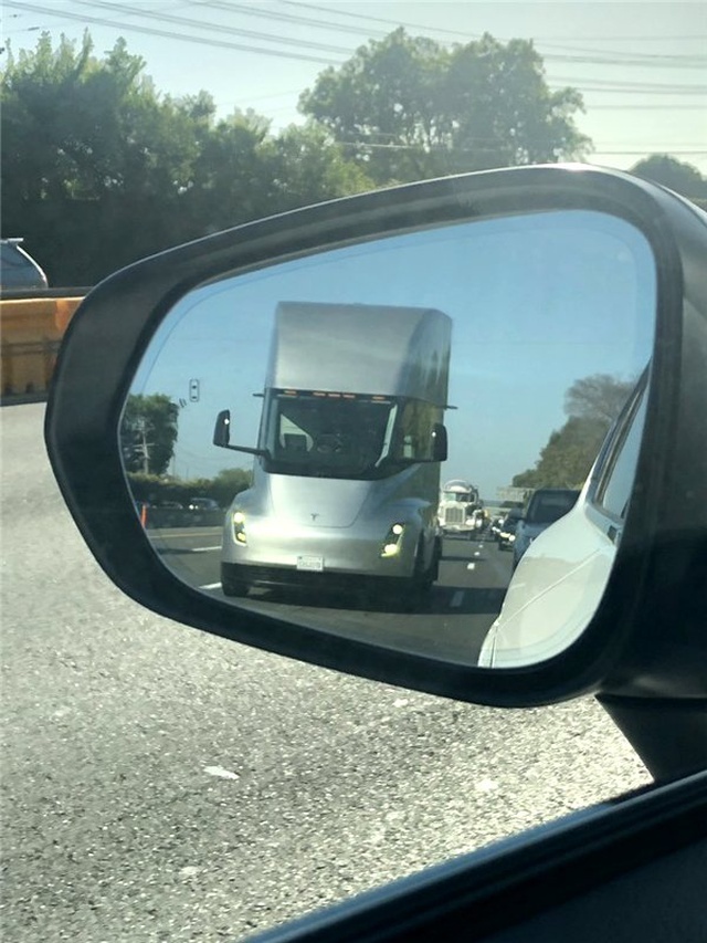 Tesla Semi, Sürücüsüz Şekilde Otobanda İlerlerken Görüntülendi