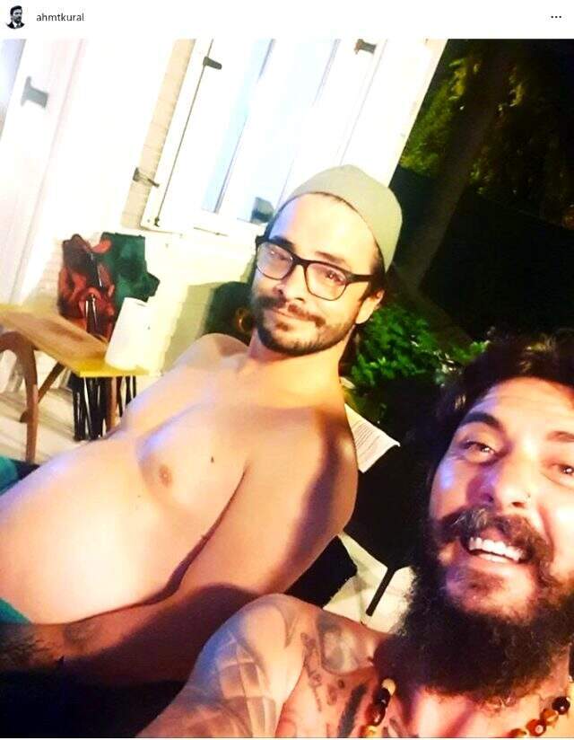 Oyuncu Ahmet Kural bir kadınla yemek yerken görüntülendi