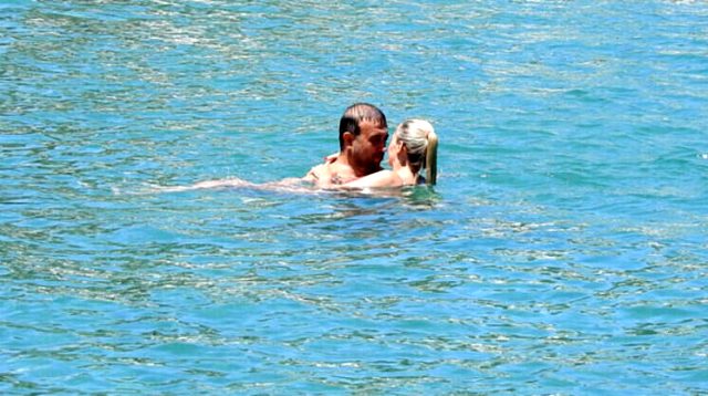 Oyuncu Emine Ün ve eşi denizde aşk tazeledi