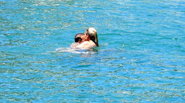 Oyuncu Emine Ün ve eşi denizde aşk tazeledi