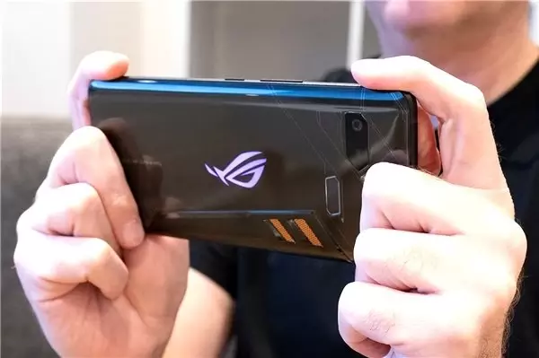 ASUS'un Oyun Canavarı ROG Phone 2, Snapdragon 855 Plus'lı İlk Telefon Olacak
