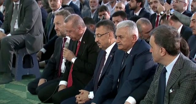 Cumhurbaşkanı Recep Tayyip Erdoğan, şehitler için Kur'an-ı Kerim okudu