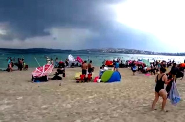 Fırtına Çeşme Plajı'nda paniğe sebep oldu