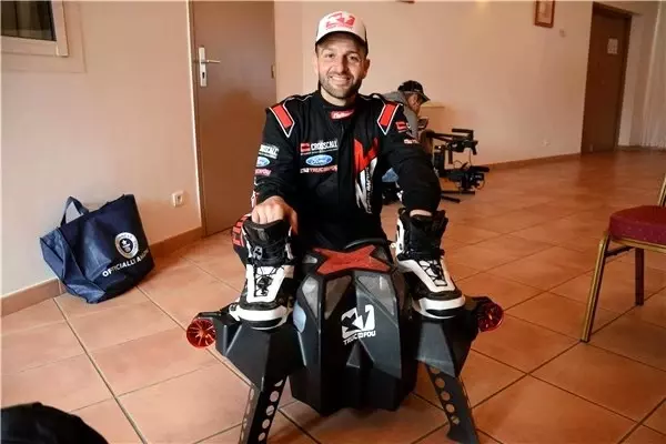 Fransa Geçit Töreninde Jet Motorlu Bir Asker Zırhı, Uçarken Görüntülendi