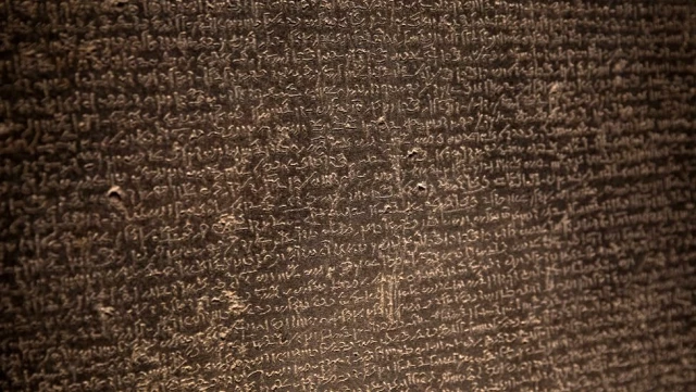 Rosetta Taşı: 220 yıl önce bulunan ve hiyeroglifin sırrını çözen en eski çok dilli yazıt